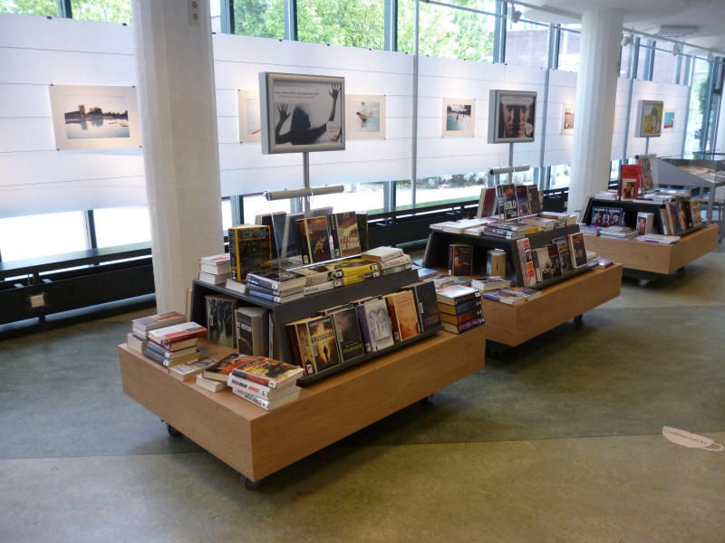 Obr. 6 Prodejní koncept v praxi: prezentační stolky v Městské knihovně v Haarlemu (centrální pobočka)